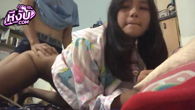 คลิปหลุดทางบ้าน คู่รักวัยรุ่น แอบตั้งกล้องตอนพ่อแม่ไม่อยู่ จับแฟนถอดกางเกง แล้วค่อยๆสอดควยเข้าหีน้องฟิน ๆ จับเย็ดไปมองกล้องไปโคตรเสียว